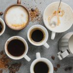 Kaffeetassen und Requisiten für die Kaffeezubereitung
